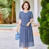 Nuevo vestido de verano para madres, de manga corta, elegante y con clase, ropa para mujeres de mediana edad, estiloso, que favorece la figura, imitación de dos piezas, de longitud media, vestido ligero