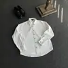Nueva camisa de manga larga de nicho de alta gama para hombre 2026 con textura turquesa y diseño plisado de corte limpio, adecuada como camisa o chaqueta