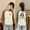 Camiseta de manga larga cálida de forro polar con retazos de cuello redondo para niños, talla mediana, otoño/invierno 2026, top básico versátil informal para niñas