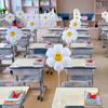 Começamos a escola, mesa de sala de aula, balões flutuantes, atmosfera de atividade do festival de jardim de infância, cena, fantasia e arranjo