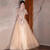 Vestido de Noche Color Champagne, Moderno y Elegante, Corte Ajustado, Vestido de Anfitrión para Banquete de Estudiantes del Examen de Desempeño Vocal 2026