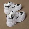Zapatillas deportivas casuales cómodas de malla con cordones para mujer que aumentan la altura, nuevas para otoño, populares y de moda 2026, suela gruesa, blancas