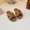 Sandalias para Niñas 2026 Verano Nuevo Estilo Infantil de Punta Abierta Suela Suave para Exteriores y Hogar Pantuflas para Niñas y Niños Mayores