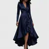 Novedades de verano 2026 para mujeres europeas y americanas: elegante vestido asimétrico de color liso con cuello halter y fruncido en la cintura