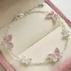 Pulseira Borboleta de Pedra Cristal Rosa Primavera/Verão 2025 Luxo Leve Nicho Alto Padrão Doce Temperamento Pequeno Fresco Acessórios de Mão para Mulheres