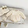 Novo macacão de bebê menina estilo princesa doce de outono com malha floral tridimensional e gola franzida, macacão vestido de manga longa