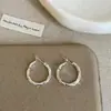 Brincos de argola de metal plissado minimalistas para mulheres, moda de nicho, brincos versáteis, tarraxas de prata 925, adequados para o trajeto de verão