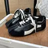Zapatillas de entrenamiento alemanas retro para mujer con bloques de color, hechas de piel de vacuno de plena flor, colección de otoño 2026, con cordones, con tacón oculto para mayor altura, a la moda y casual