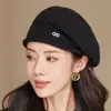 Boina para mujer para otoño e invierno, moderna y versátil, gorro de punto cálido y protector de orejas, gorro de lana para mujeres de mediana edad y mayores, gorro holgado para clima frío para mujeres