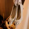 Zapatos de boda para mujer 2025 nuevo modelo zapatos de novia para vestido de novia principal, vestido Xiuhe, tacones altos franceses para dama de honor con lentejuelas y tacones de aguja de cristal