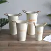 Cubo de hierro vintage desgastado con asas de cuerda de cáñamo, recipiente para arreglos florales, cubo de floristería para despertar flores, decoración del hogar para flores secas y frescas