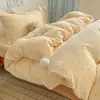 Juego suave de cuatro piezas de terciopelo de leche engrosado fufu para otoño e invierno, lindo juego de tres piezas de terciopelo de coral con lunares para dormitorios estudiantiles de niñas