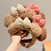 Tiara fofa de pelúcia com orelhas de urso e laço para mulheres, novo estilo 2026, projetada especificamente para lavar o rosto e aplicar máscaras faciais