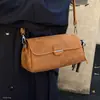 Bolsa feminina novo estilo sensação do dia a dia oblíqua outono inverno transversal moda ombro único versátil para o trabalho 2026 sob o braço bolsa de mão pelúcia camurça