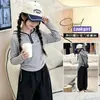 Conjunto de outono para meninas 2026 novo estilo infantil outono super popular coreano top listrado e calça pantalona conjunto de duas peças