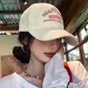 Gorra de Béisbol Retro Estilo Coreano con Bordado de Letras para Mujer Ala Ancha Circunferencia de Cabeza Grande Hace que la Cara Parezca Más Pequeña Protección Solar Parte Superior Suave Gorra de Pico