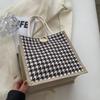 Bolsa de almuerzo de lino de mano Fresh ins para mujer 2023 Verano Bolso de mano pequeño de lino Bolso de compras de imitación de lino