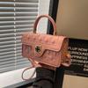Bolsa Feminina 2024 Nova Fashionable Texturizada Romboidal de Ombro para o Dia a Dia Simples Portátil Transversal Pequena Quadrada de Mão