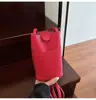 Bolsa pequena elegante e estilosa para mulheres, nova bolsa transversal versátil de verão 2026, compacta e leve, adequada para caminhar e carregar um telefone celular