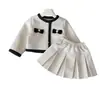 Conjunto de Ropa para Niñas para Primavera y Otoño, Nuevo Estilo Coreano Chaqueta Cardigan Inspirada en Chanel + Conjunto de Falda, Envío Transfronterizo