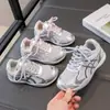 Zapatos deportivos para niños, zapatillas para correr para niños y niñas, nuevos zapatos de malla transpirable para primavera y otoño, zapatos ligeros antideslizantes para entrenamiento de estudiantes
