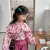 Conjunto de Duas Peças para Meninas Primavera e Outono 2026 Estilo Coreano Camisa Floral de Manga Longa com Gola Grande + Calça Longa Cor Vermelho Rosa