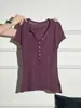 Camiseta de punto para mujer con cuello en V y manga corta con diseño de botones, nuevo estilo de verano 2026, corte ajustado, top favorecedor y extremadamente elegante
