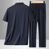 Conjunto Masculino Novo de Seda Gelada de Manga Curta Verão Respirável Fino Casual Roupa de Pai com Camisa de Lapela Conjunto de Duas Peças