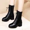 Botas Chelsea de Couro Macio com Salto Grosso Femininas Cano Médio Novo Estilo Outono/Inverno 2026 Estilo Britânico Botas Femininas Versáteis Botas de Cavaleiro Celebridade da Internet