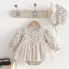 Macacão de primavera e outono para bebê menina, estampa floral, design triangular, macacão estilo princesa com renda e chapéu combinando