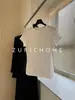 Una camiseta imprescindible 2.0: Sensación modal, suave y amigable con la piel, alta elasticidad, corte ajustado con sensación envolvente, camiseta de manga corta tricolor