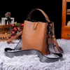 Bolsa Feminina Portátil de Alto Padrão para Comércio Exterior 2024 Nova Bolsa Saco de Couro de Vaca Camada Superior Bolsa de Ombro Transversal Retrô Europeia e Americana
