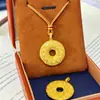 Loja de Ouro Mesmo Estilo Banhado a Ouro Cravejado de Diamantes Filigrana Trevo de Quatro Folhas Pingente da Paz Colar Feminino Acessórios de Joia Direto do Fabricante