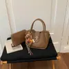 Nova Bolsa Saco de Nicho Estilo Coreano 2026 para Mulheres com Pingente de Cavalo Fofo, Bolsa Versátil de Ombro e Transversal com um Toque de Moda de Alto Padrão