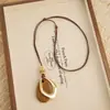 Collar con Colgante de Gota de Agua de Madera y Cordón de Cuero Minimalista Cadena Versátil para Suéter para el Viaje Diario Collar de Lujo Ligero con Sensación de Alta Gama Accesorios