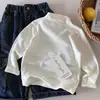 Otoño 2026 Nuevo Estilo Coreano Camiseta Base Multicolor de un Solo Hombro para Niños y Niñas, Elástica, Amigable con la Piel, Top de Color Sólido