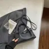 Bolsa Quadrada Pequena Casual da Moda 2026 Verão Nova Bolsa de Ombro com Textura Vintage Bolsa de Mão Lisa Elegante de Alto Valor