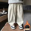 Pantalones de Forro Polar para Niños Otoño e Invierno 2025 Nuevos Elegantes Pantalones Largos Infantiles Atuendo de Invierno Pantalones Cálidos para Niños Frescos y Atractivos de Moda