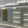 Salão de Exposição de Cultura Corporativa Fabricado Sob Medida de Fábrica, Parede de Honra da Empresa, Vitrine Pintada, Expositores de Chão de Múltiplas Camadas com Luzes