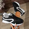 Atacado de tênis chunky femininos oversized, com solado grosso e color block para primavera e outono de 2026, apresentando estilo retrô e casual com cadarços