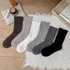Meias simples listradas de comprimento médio para mulheres, perfeitas para o início do outono, criando um visual descontraído e confortável, adequadas para sandálias Birkenstock, com punhos elásticos e design sem costura, atacado