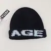 Gorro de mezcla de lana de alta calidad para estudiantes, perfecto para otoño e invierno, hace que la cara se vea más pequeña, presenta un patrón de jacquard con letras y es un gorro ajustado y ceñido.