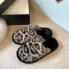 Chinelos peludos femininos para uso externo, chinelos de algodão para casa, sola plana, moda 2026, bico fechado, estampa de leopardo, quentes, novo estilo de inverno, adulto