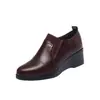 Zapatos de mujer de cuero con tacón de cuña estilo británico, nuevo modelo otoño 2026, cuero suave, cómodos, antideslizantes, resistentes al desgaste, zapatos que aumentan la altura para madres