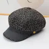Gorra de visera estilo periódico con estampado de leopardo para otoño e invierno para mujer, gorra de retazos vintage, moderna y versátil, hace que la cara se vea más pequeña, gorra de artista estilo británico
