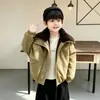Chaqueta de Trabajo para Niños con Cuello Grande de Piel y Forro de Felpa, Nuevo Estilo Otoño/Invierno 2026 para Niños Pequeños y Niños, Chaqueta Infantil de Solapa de Lana de Cordero, Moderna