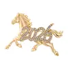 Broche de Caballo Incrustado con Diamantes de Material Ecológico Pin del Zodiaco Año del Caballo 2026 Broche de Ropa Versátil Anti-Exposición de Lujo Ligero