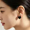 ED051 aretes de botón blanco y negro aretes de botón de amor de corazón de durazno aretes exquisitos estampados de corazón a corazón aretes de botón geométricos blancos y negros