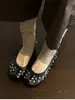 Sapatos Individuais de Pele de Ovelha Super Macia Estilo Punk com Dedos Divididos para Mulheres Rebites Baixos Salto Bloco Sapatos Únicos Retro Plissados Pequenos de Couro