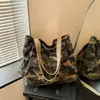 Nova bolsa de mão camuflada em lona estilo coreano, grande capacidade, moderna e descolada, personalizada, bolsa de ombro estilo casual e despojado, sacola de compras para mulheres